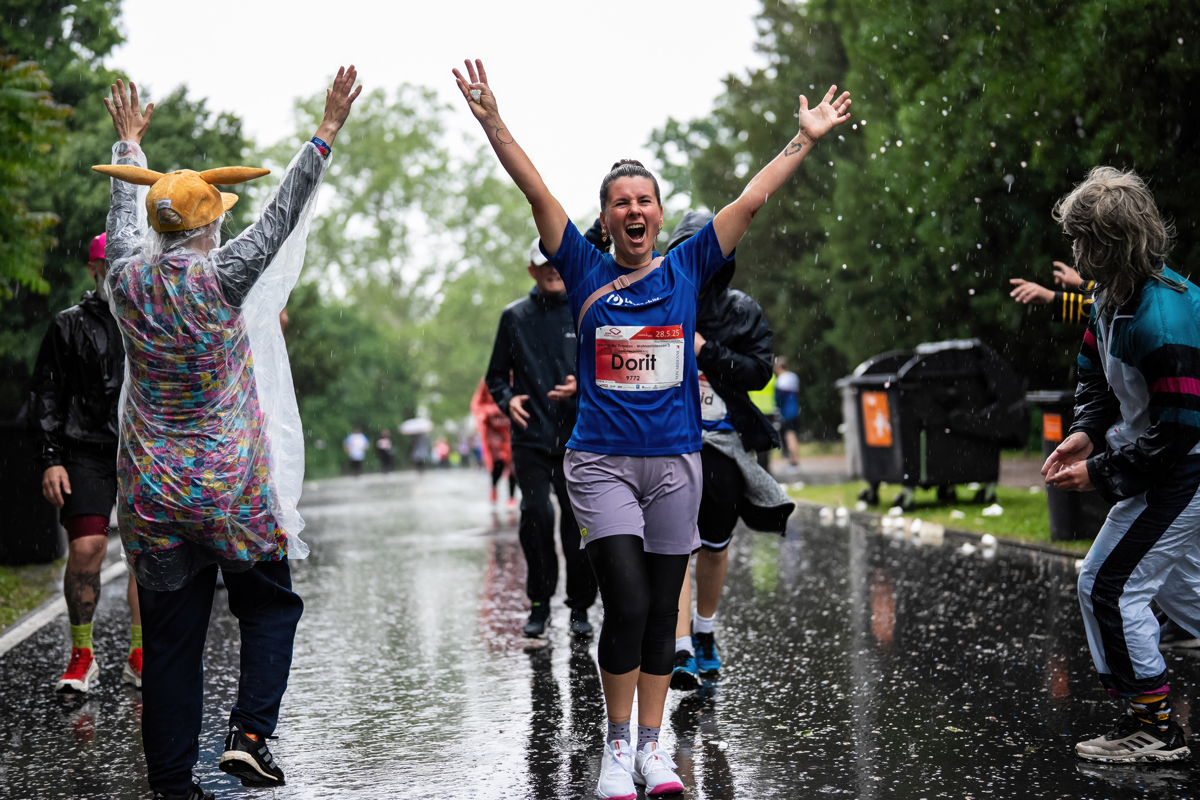 30.000 Teilnehmer laufen und feiern im Regen